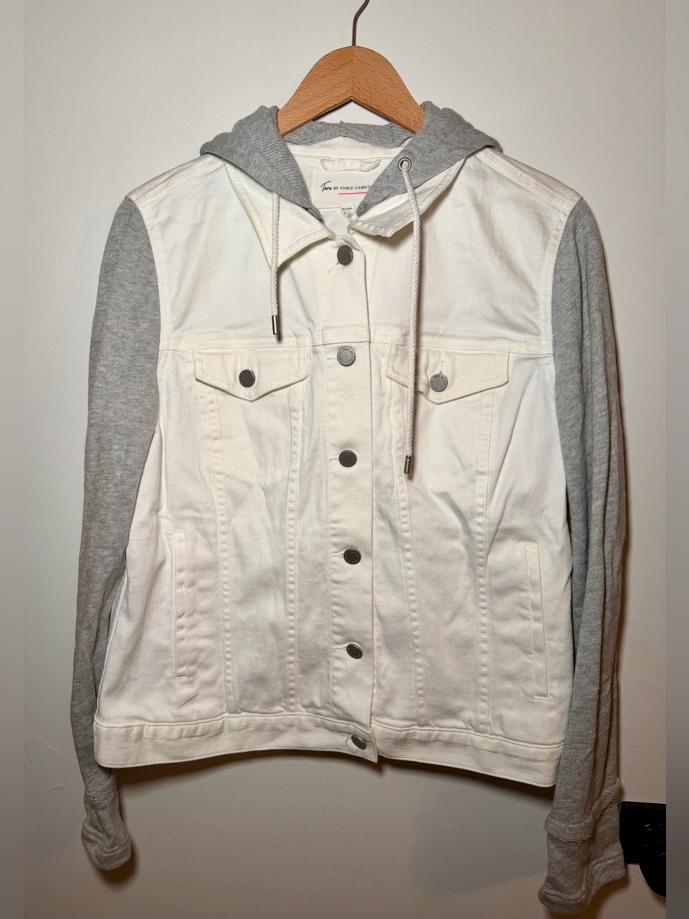 NWT Two by Vince Camuto white denim jacket w gray knit sleeves & hood Size Large